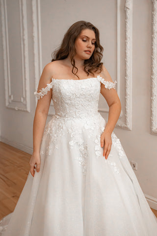 Plus Size Floral Lace Tulle Wedding Dress Yoki with Detachable Straps - Olivia Bottega