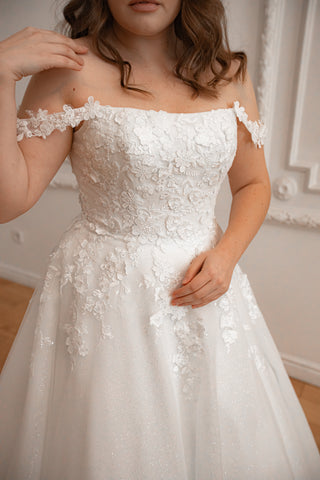 Plus Size Floral Lace Tulle Wedding Dress Yoki with Detachable Straps - Olivia Bottega