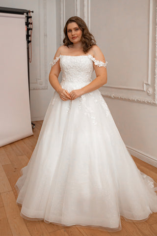 Plus Size Floral Lace Tulle Wedding Dress Yoki with Detachable Straps - Olivia Bottega