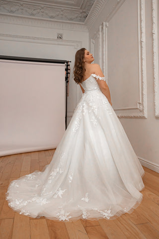 Plus Size Floral Lace Tulle Wedding Dress Yoki with Detachable Straps - Olivia Bottega