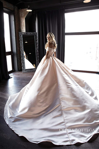 Long train satin wedding gown Seiliny - oliviabottega